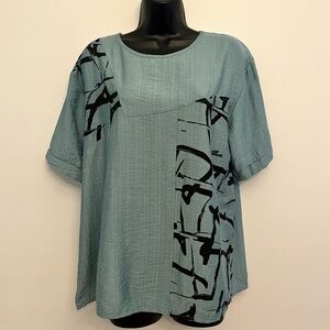 Papillon Blue Short Sleeve  Loose Fitting Abstract Print Top, Size Small